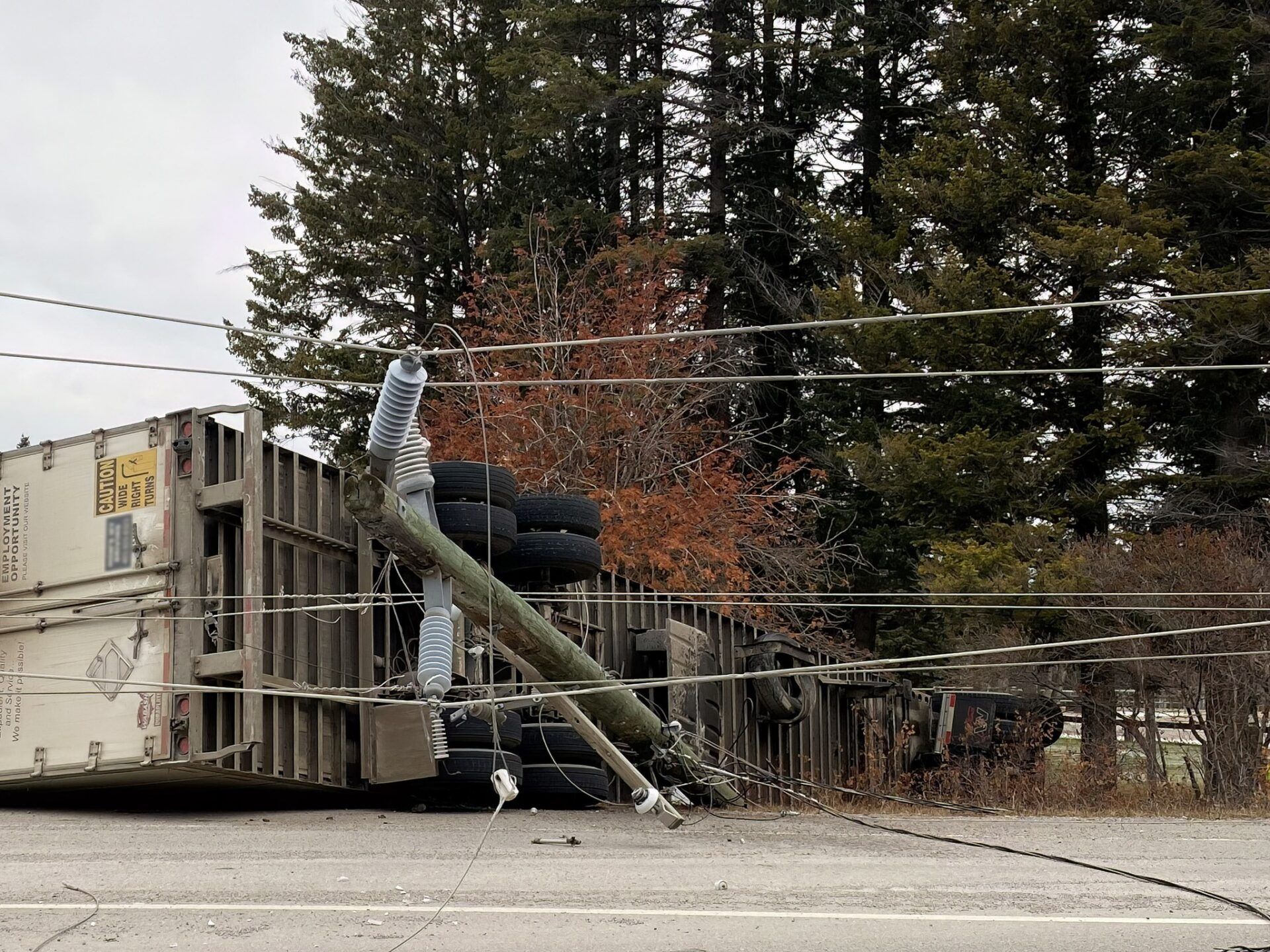 Semi-truck rollover leads to Edgewater power outage - My East Kootenay Now 